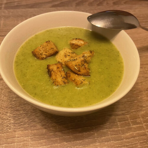 Soupe de chou vert et croutons moutarde